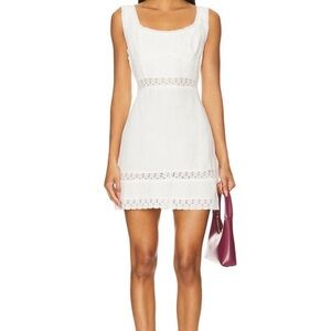 Elegant White Sleeveless Dress